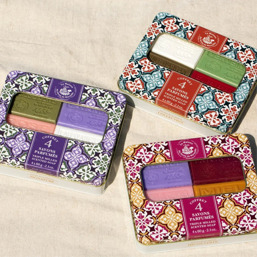 Set cadou Signature – 4 săpunuri parfumate cu unt de shea, 60 g fiecare